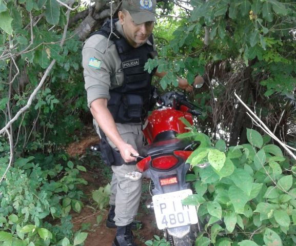 Motocicleta tomada de assalto é recuperada pela Polícia Militar de Floriano