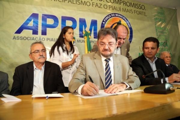 Assinatura de convenios e entrega de veiculos para as regionais de sa&uacute;de.(Imagem:Thiago Amaral)