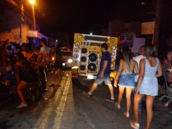 Foli&otilde;es se divertem com arrast&atilde;o de pared&otilde;es em Floriano.(Imagem:FlorianoNews)