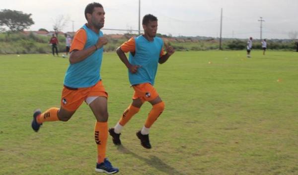 Treino River-PI antes de amistoso com Piau&iacute;.(Imagem:Emanuele Madeira/GloboEsporte.com)
