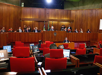 Oposição e governistas criticam judiciário brasileiro com impasse sobre Lula