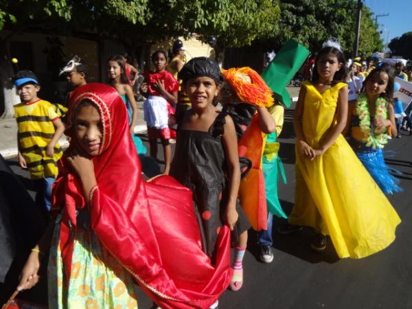 Desfile escolar comemora a Semana da P&aacute;tria em Bar&atilde;o de Graja&uacute;.(Imagem:FlorianoNews)