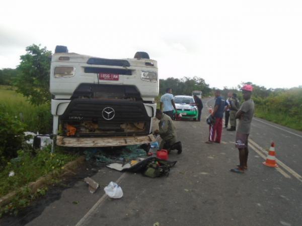 Carreta carregada de sal tomba na Rodovia PI 140 em Floriano
