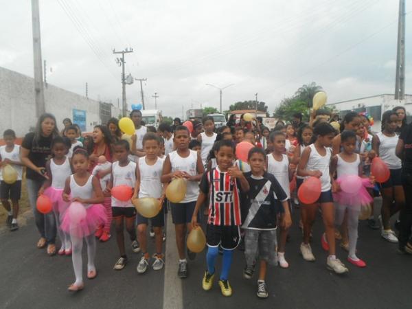 Caminhada marca abertura da Semana da Criança em Floriano.(Imagem:FlorianoNews)