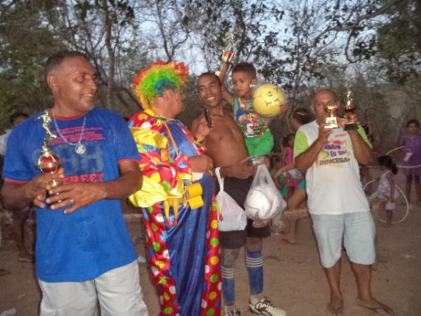 Palha&ccedil;o Carrapeta distribui presentes e alegria na zona rural de Floriano.(Imagem:FlorianoNews)