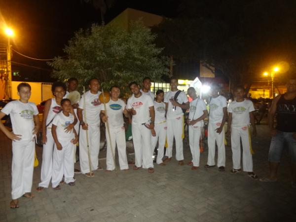 Grupo ?Abad&aacute; Capoeira? se apresentou neste domingo no centro de Floriano.(Imagem:FlorianoNews)