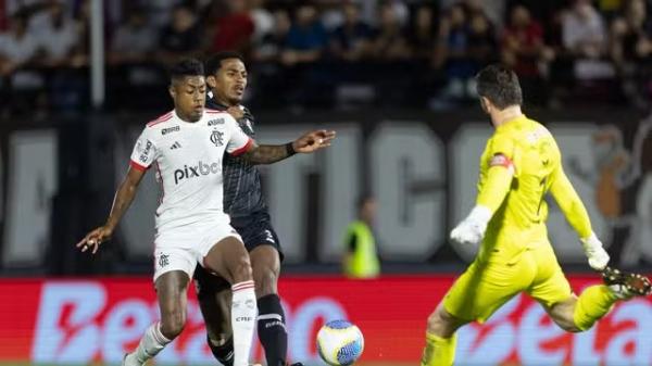 Bragantino e Flamengo empatam em jogo movimentado com VAR e bolas no travessão