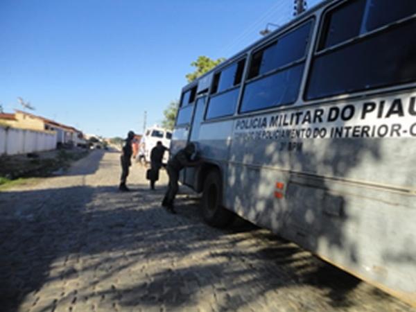 &Ocirc;nibus da pol&iacute;cia s&oacute; funciona no empurr&atilde;o(Imagem:FlorianoNews)