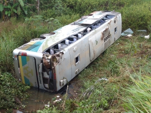 Acidente com ônibus deixa 1 morto e 30 feridos no Piauí