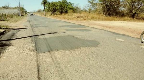 Avenida que d&aacute; acesso ao bairro Nossa Senhora da Guia recebe opera&ccedil;&atilde;o tapa-buracos.(Imagem:FlorianoNews)