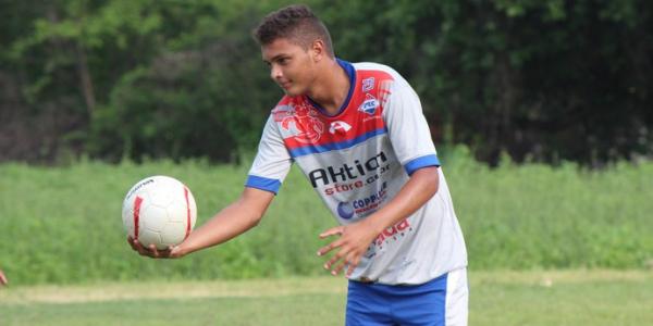 Ainda precisando passar por avalia&ccedil;&atilde;o, a suspeita &eacute; que o jogador n&atilde;o possa estrear contra o Moto Clube.(Imagem:Emanuele Madeira/GLOBOESPORTE.COM)