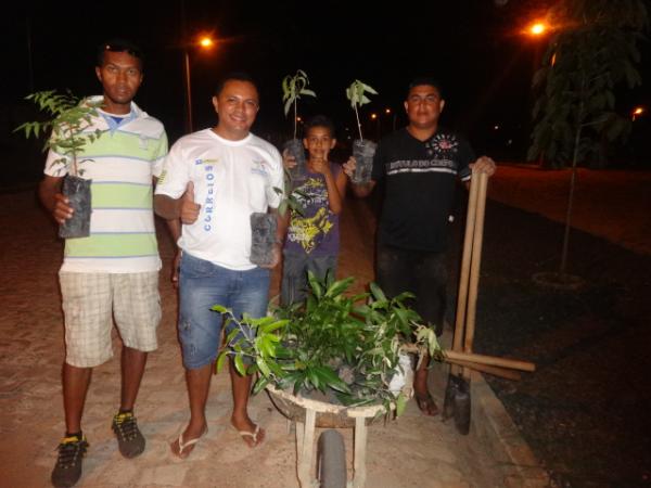 Moradores realizaram plantio de árvores no Conjunto Filadelfo Freire de Castro