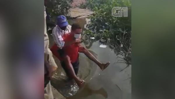Idoso fica ilhado após chuva e é resgatado pelo Corpo de Bombeiros, em Teresina