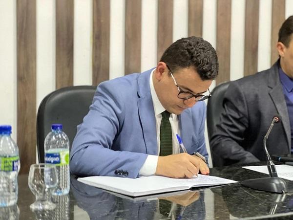 Douglas Lima toma posse como novo prefeito de Cocal