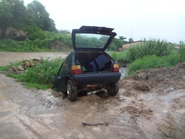 Motorista embriagado sofre blackout alcoólico e esquece carro próximo a riacho
