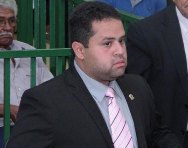 Vereador Akássio declara voto contra a venda do patrimônio público de Floriano