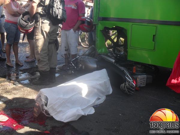 Mulher morre ap&oacute;s colidir moto com &ocirc;nibus.(Imagem:180graus)