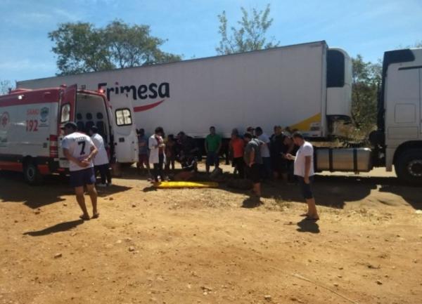 Carreta tomba e deixa pista interditada no Sul do Piauí