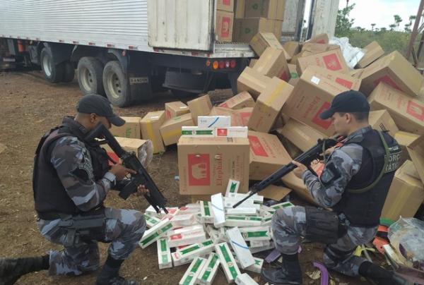PM encontra caixas de cigarros contrabandeados em galp&atilde;o e caminh&otilde;es, em Batalha.(Imagem:Pol&iacute;cia Militar)