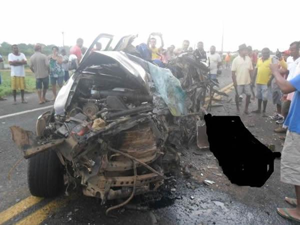 Colis&atilde;o entre &ocirc;nibus e Hilux deixa sete mortos(Imagem:Divulga&ccedil;&atilde;o)