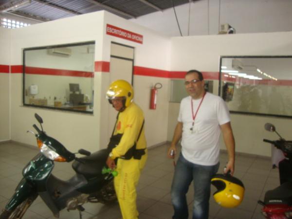 UM DOS ENGENHEIROS, RAFAEL, TOPOU O DESAFIO E PASSOU A TARDE COM O AMARELINHO...(Imagem:REDA&Ccedil;AO)