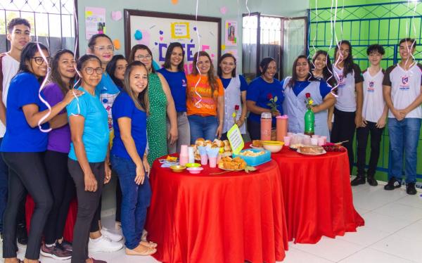Alunos da Escola Pequeno Príncipe prestam homenagem às professoras pelo Dia da Mulher