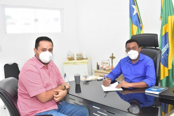 Joel Rodrigues assina autorização para implantação de calçamentos em Floriano