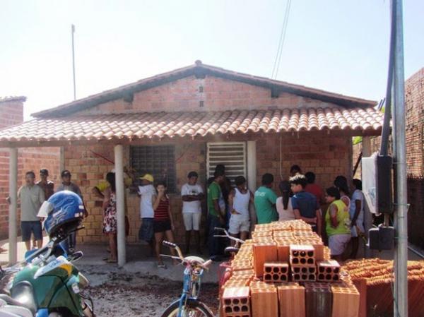 Mulher foi morta a facadas e corpo encontrado no quintal de casa.(Imagem:Francisco Duarte / Agrandebarras)