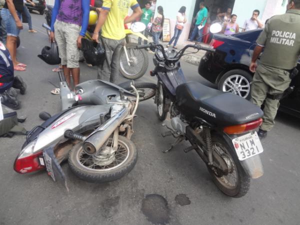 Acidente entre duas motos deixa uma pessoa ferida no Centro de Floriano.(Imagem:FlorianoNews)