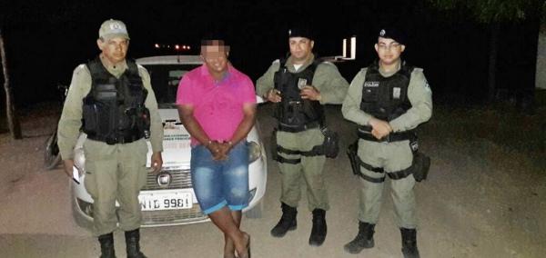Homem faz pose e sorri em foto ao ser preso por tráfico de drogas no Sul do Piauí