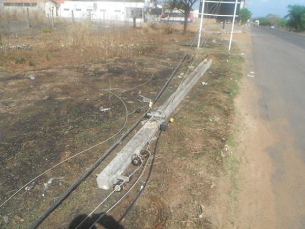 Ca&ccedil;amba atinge cordoalha de a&ccedil;o e derruba 4 postes de energia el&eacute;trica em Floriano.(Imagem:FlorianoNews)