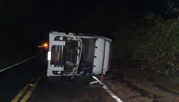 Duas pessoas ficam feridas e carga é saqueada após o tombamento de carreta no Sul do Piauí