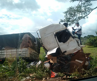 Carreta bate em árvore e mata duas pessoas presas às ferragens na BR-135