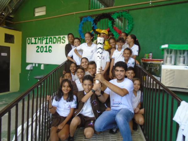 Alunos da Escola Pequeno Pr&iacute;ncipe recebem visita da tocha ol&iacute;mpica.(Imagem:FlorianoNews)
