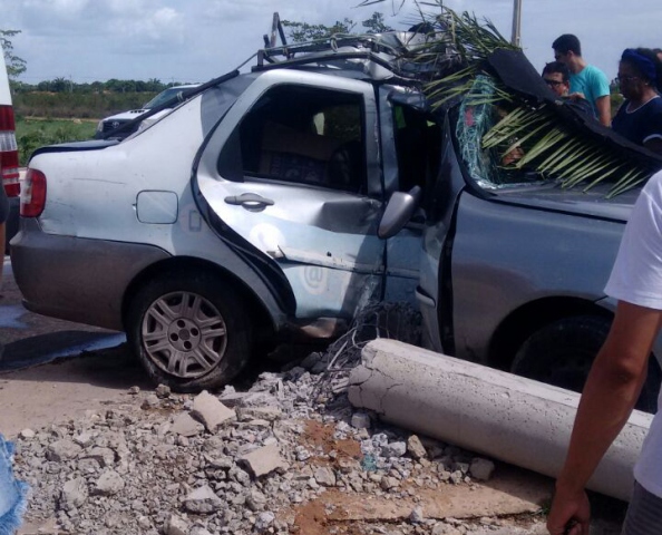 Carro colide com poste em novo acidente na capital piauiense