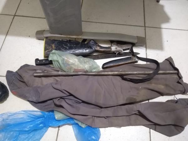 Vizinho suspeito de matar mulher a facadas é preso com roupa manchada de sangue