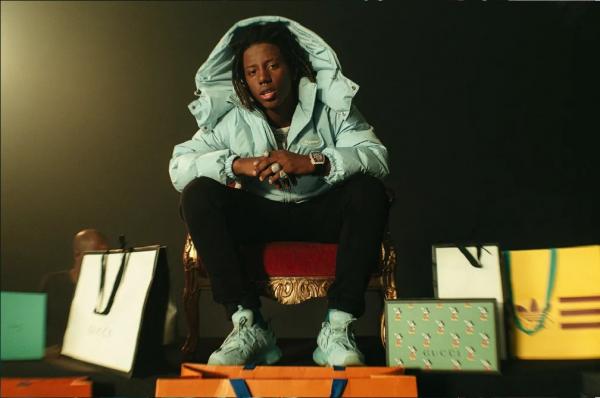 MC Caverinha encorpa a voz em "Cartão black", trap ostentação gravado com o irmão KayBlack