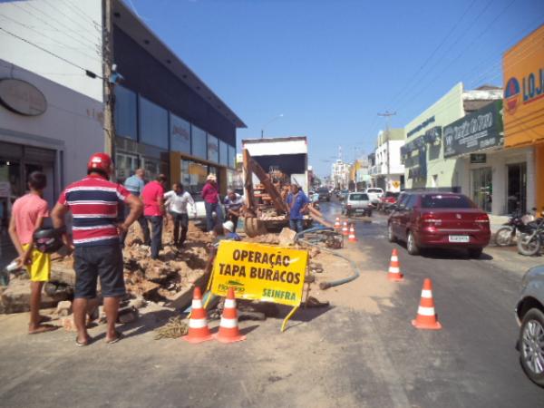 Atraso em reparo de tubula&ccedil;&atilde;o deixa popula&ccedil;&atilde;o de Floriano sem &aacute;gua por dois dias.(Imagem:FlorianoNews)