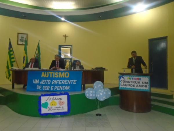 Educa&ccedil;&atilde;o promove caminhada e chama aten&ccedil;&atilde;o para o autismo em Floriano.(Imagem:FlorianoNews)