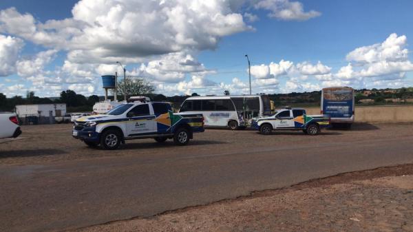 Ônibus são apreendidos no Sul do Piauí fazendo transporte de trabalhadores para a Bahia