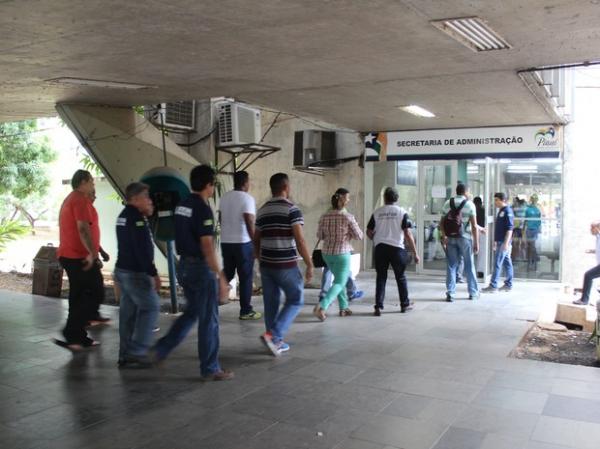 Servidores ocupam Secretaria de Administração contra corte de direitos
