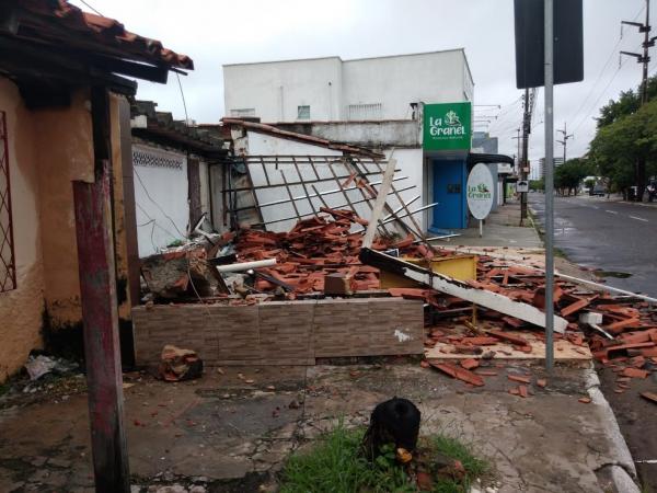 Telhado de casa desaba na Zona Leste de Teresina durante chuva deste domingo (6)