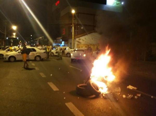 Taxistas fecham rua com pneus em protesto por assassinato de colega