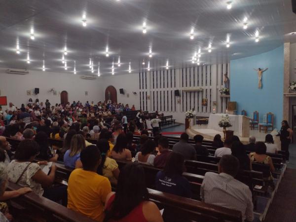 Di&aacute;cono Raimundo Jos&eacute; Ferreira Dias &eacute; ordenado em emocionante Celebra&ccedil;&atilde;o Eucar&iacute;stica na Diocese de Floriano.(Imagem:FlorianoNews)