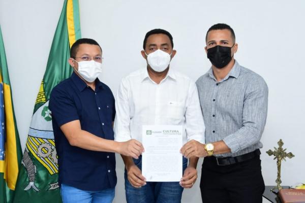 Prefeito Joel Rodrigues assina convênio de R$ 100 mil para o Corisabbá