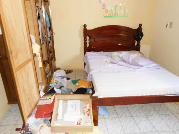 Um dos c&ocirc;modos da casa totalmente revirado pelos bandidos.(Imagem:Chagas Silva-JF Agora)