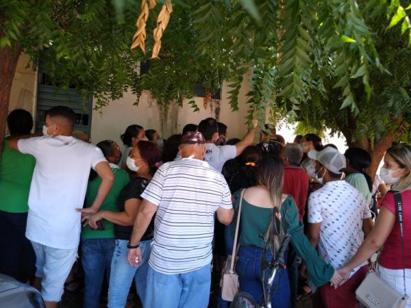 Vacinação para profissionais da saúde gera fila de espera e aglomeração em Picos