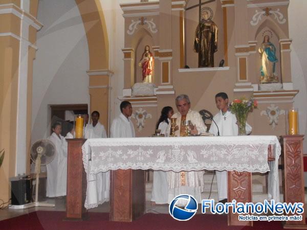 Crian&ccedil;as e jovens receberam a Primeira Eucaristia em Floriano.(Imagem:FlorianoNews)