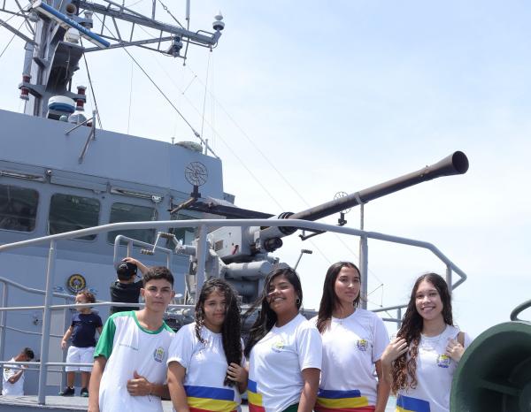 Aula a bordo: estudantes da Escola do Mar acompanham rotina de navio da Marinha em Luís Correia(Imagem:Ascom Seduc)