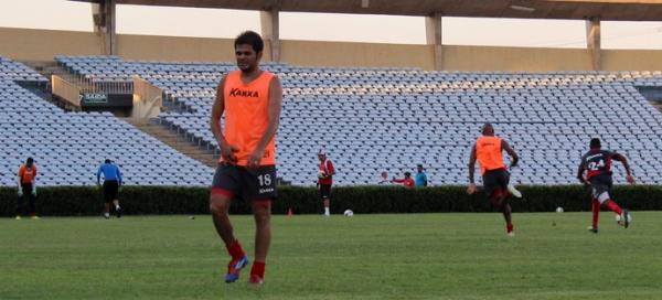 J&uacute;nior Xuxa sente e sai de treino mais cedo.(Imagem:Josiel Martins)
